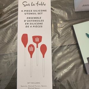 Sur la table 4 piece silicone set